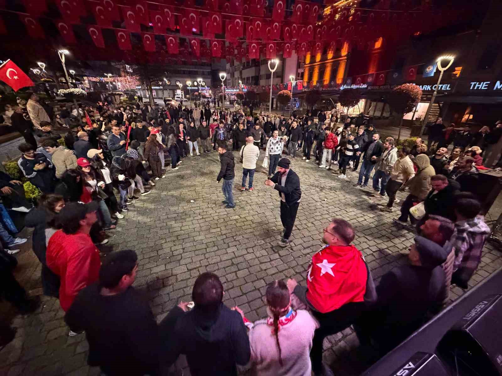 A Milli Futbol Takımı’nın, Dünya Kupası’na katılmaya hak kazanması Trabzon’da coşkuyla kutlandı 7 a milli futbol takiminin dunya kupasina katilmaya hak kazanmasi trabzonda coskuyla kutlandi 3