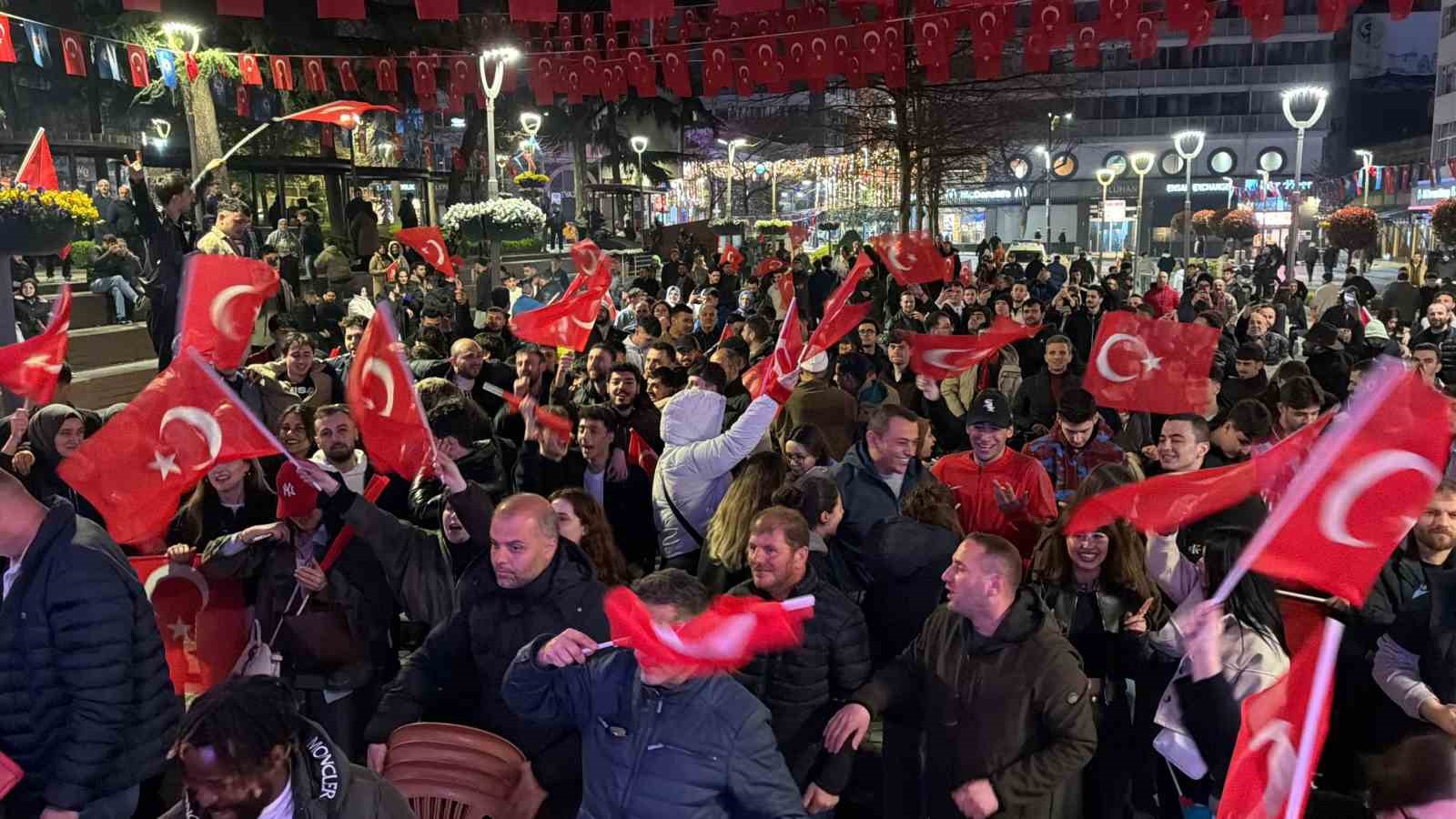A Milli Futbol Takımı’nın, Dünya Kupası’na katılmaya hak kazanması Trabzon’da coşkuyla kutlandı 8 a milli futbol takiminin dunya kupasina katilmaya hak kazanmasi trabzonda coskuyla kutlandi 4 I2K5QaQ1