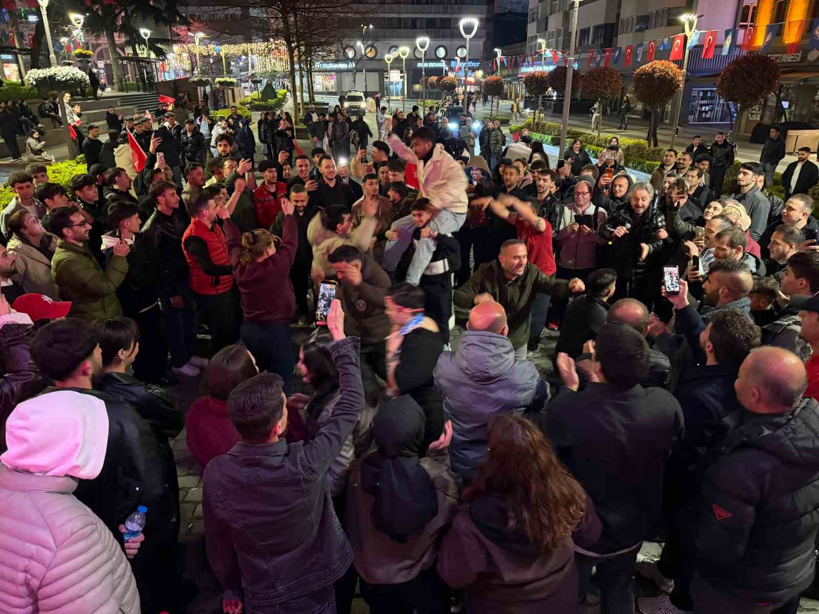 A Milli Futbol Takımı’nın, Dünya Kupası’na katılmaya hak kazanması Trabzon’da coşkuyla kutlandı 10 a milli futbol takiminin dunya kupasina katilmaya hak kazanmasi trabzonda coskuyla kutlandi 6 UmWUMf4O