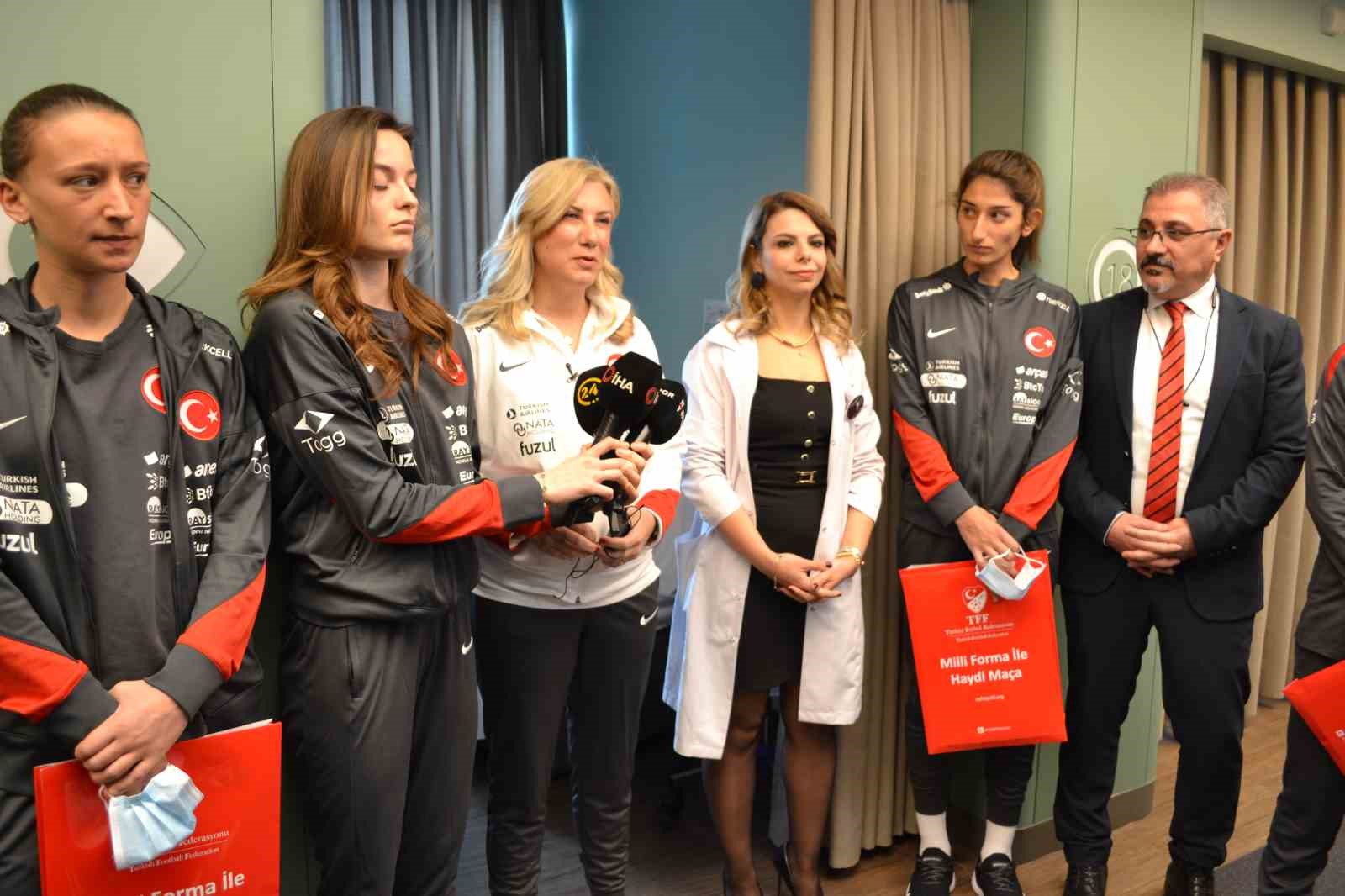 a milli kadin futbol takimindan kanser hastalarina moral ziyareti 0 Ba1SOAfq
