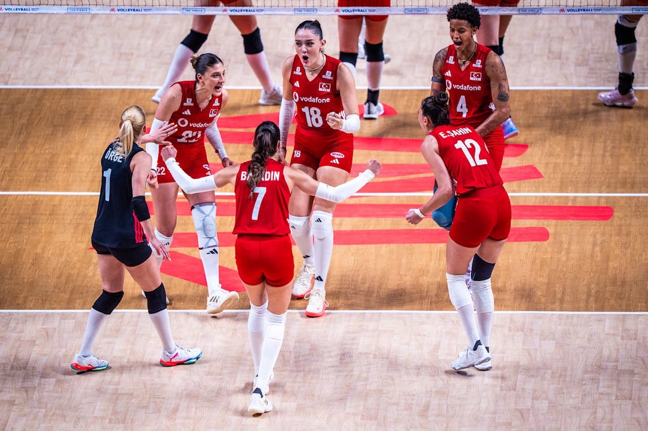 a-milli-kadin-voleybol-takimi-milletler-liginde-finale-yukseldi-eMGKONFg.jpg