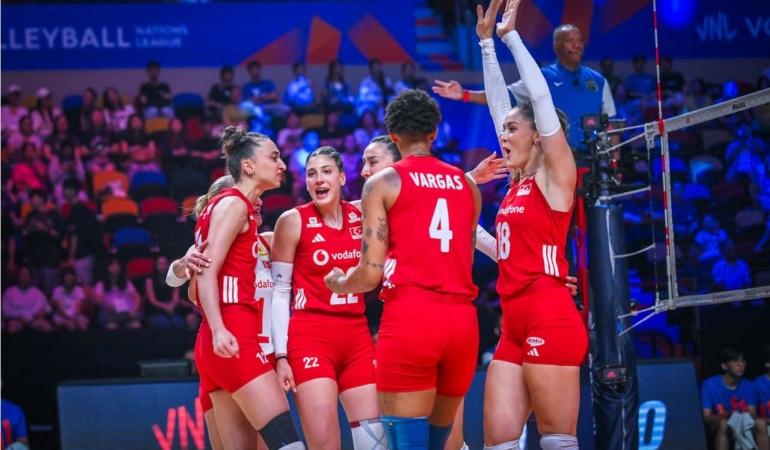 a-milli-kadin-voleybol-takimi-milletler-liginde-sampiyon-oldu-RaJ8NZqk.jpg