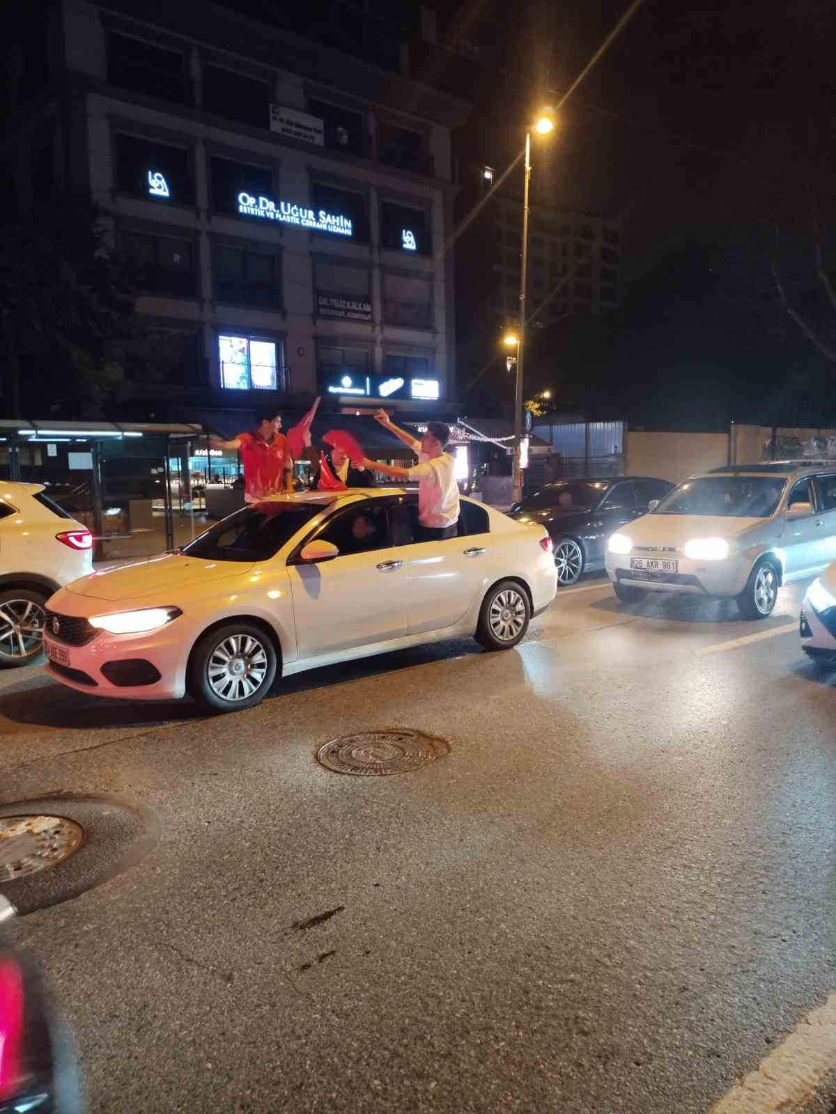 A Milli Takım’ın Dünya Kupası bileti alması vatandaşları Bağdat Caddesi’ne döktü 4 a milli takimin dunya kupasi bileti almasi vatandaslari bagdat caddesine doktu 0 A86G63EO