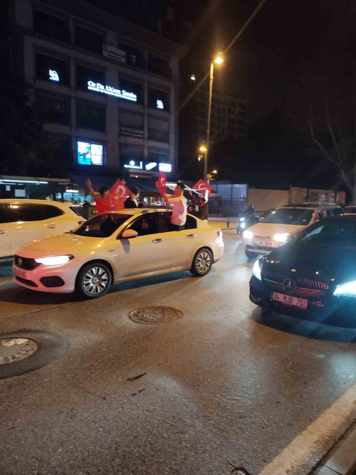 A Milli Takım’ın Dünya Kupası bileti alması vatandaşları Bağdat Caddesi’ne döktü 5 a milli takimin dunya kupasi bileti almasi vatandaslari bagdat caddesine doktu 1