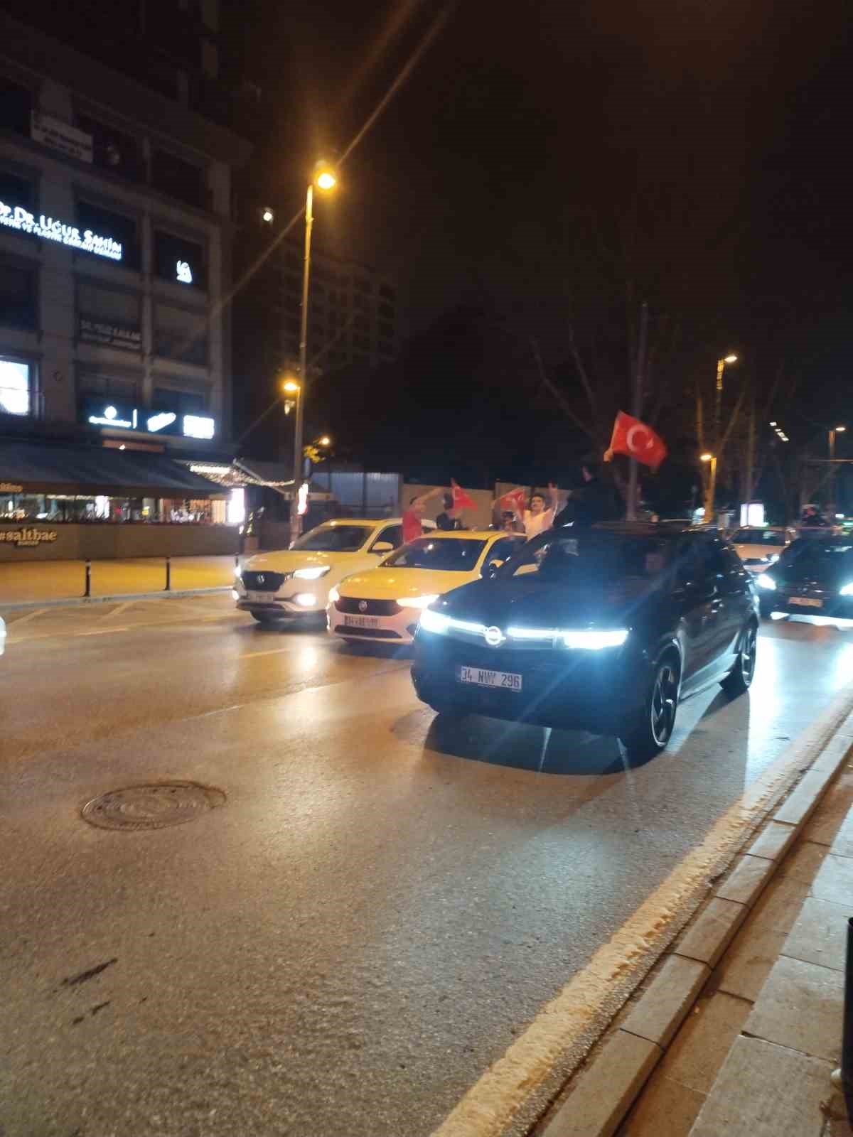 A Milli Takım’ın Dünya Kupası bileti alması vatandaşları Bağdat Caddesi’ne döktü 6 a milli takimin dunya kupasi bileti almasi vatandaslari bagdat caddesine doktu 2 4a4VzbOZ