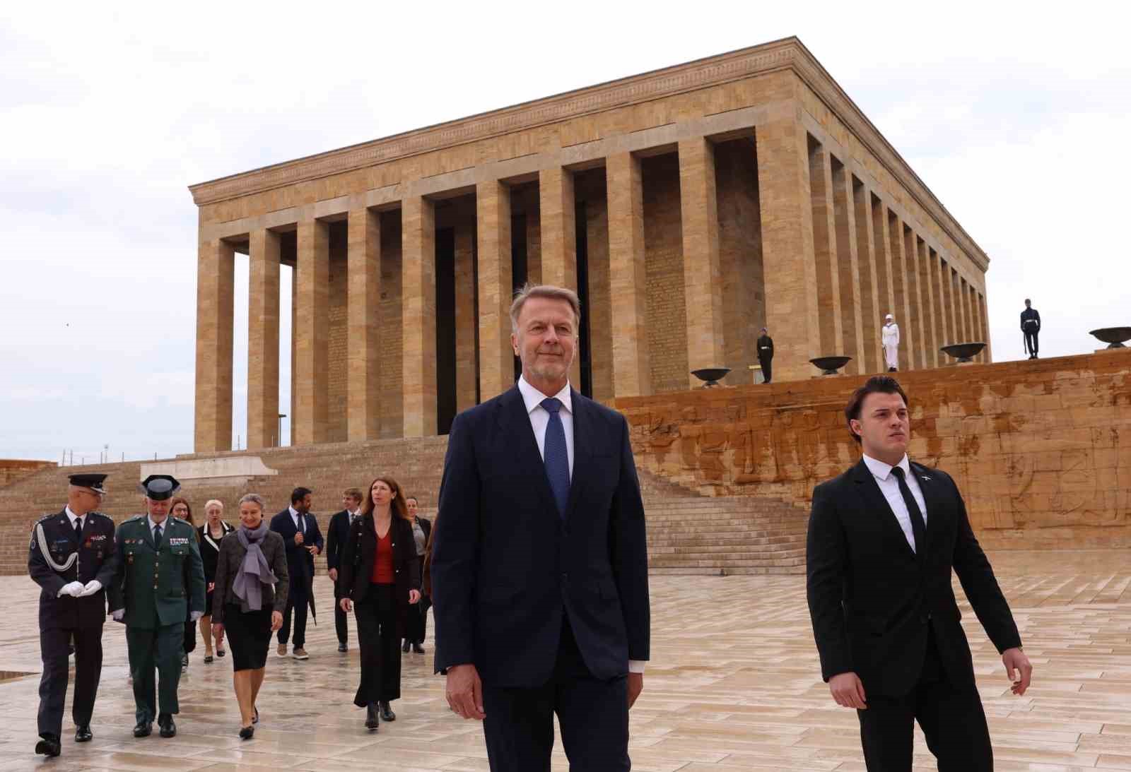 AB Büyükelçisi Orav, Anıtkabir’i ziyaret etti 6 ab buyukelcisi orav anitkabiri ziyaret etti 2 HkmDvT4C