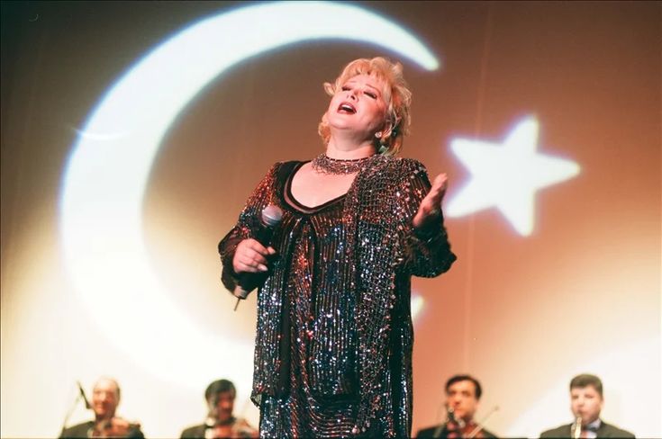 Türk sanat müziğinin efsane sesi Muazzez Abacı, Amerika’daki evinde kalp krizi geçirdi.
