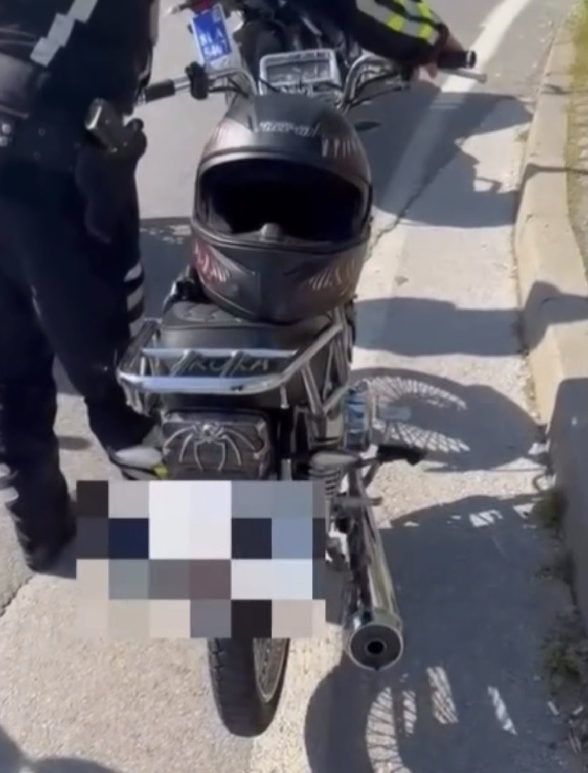 Abartı egzoz ve gürültüye geçit yok: 18 araç trafikten men edildi 5 abarti egzoz ve gurultuye gecit yok 18 arac trafikten men edildi 1 DOLnTR8X