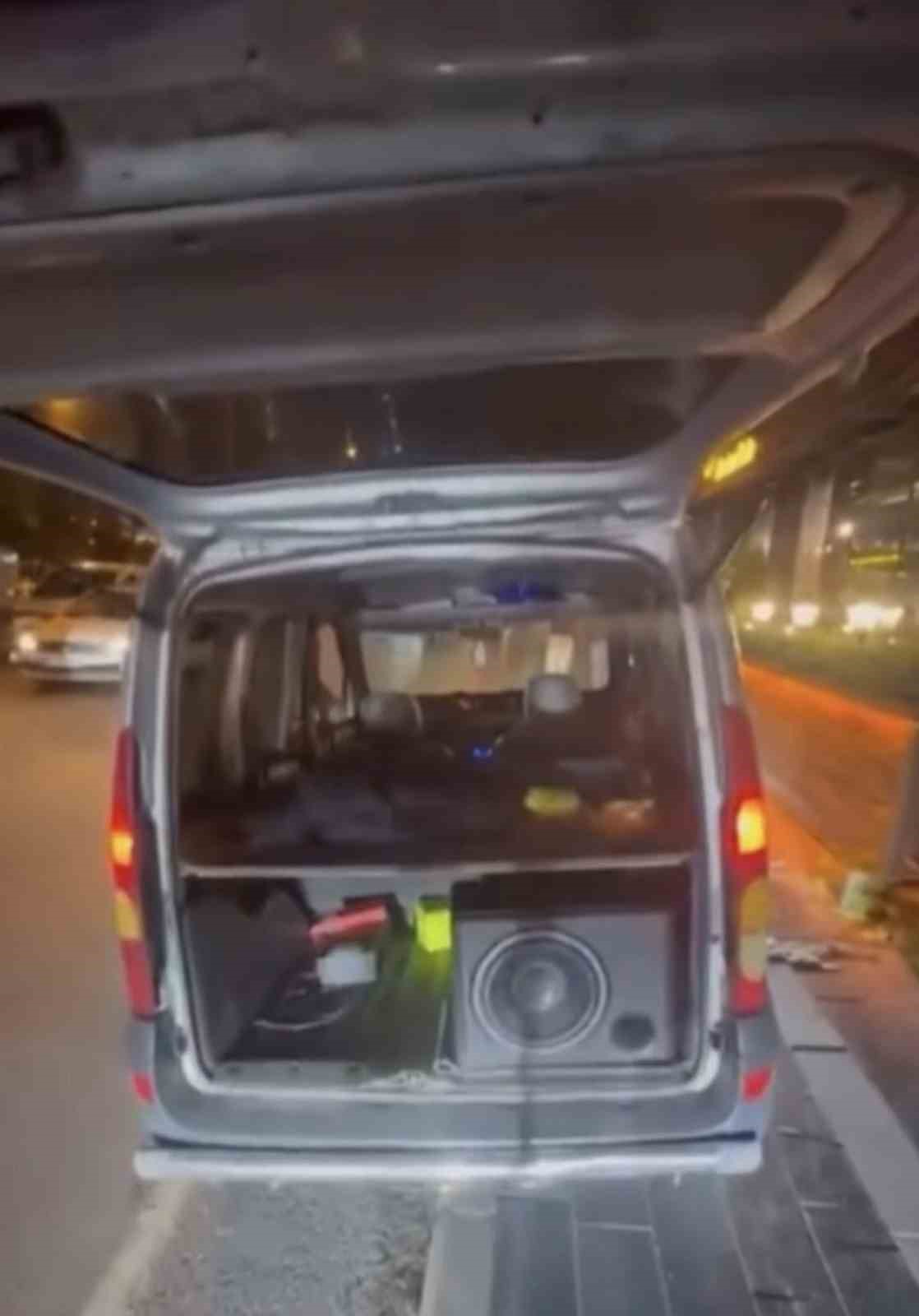 Abartı egzoz ve gürültüye geçit yok: 18 araç trafikten men edildi 7 abarti egzoz ve gurultuye gecit yok 18 arac trafikten men edildi 3 Ef9WOsyj