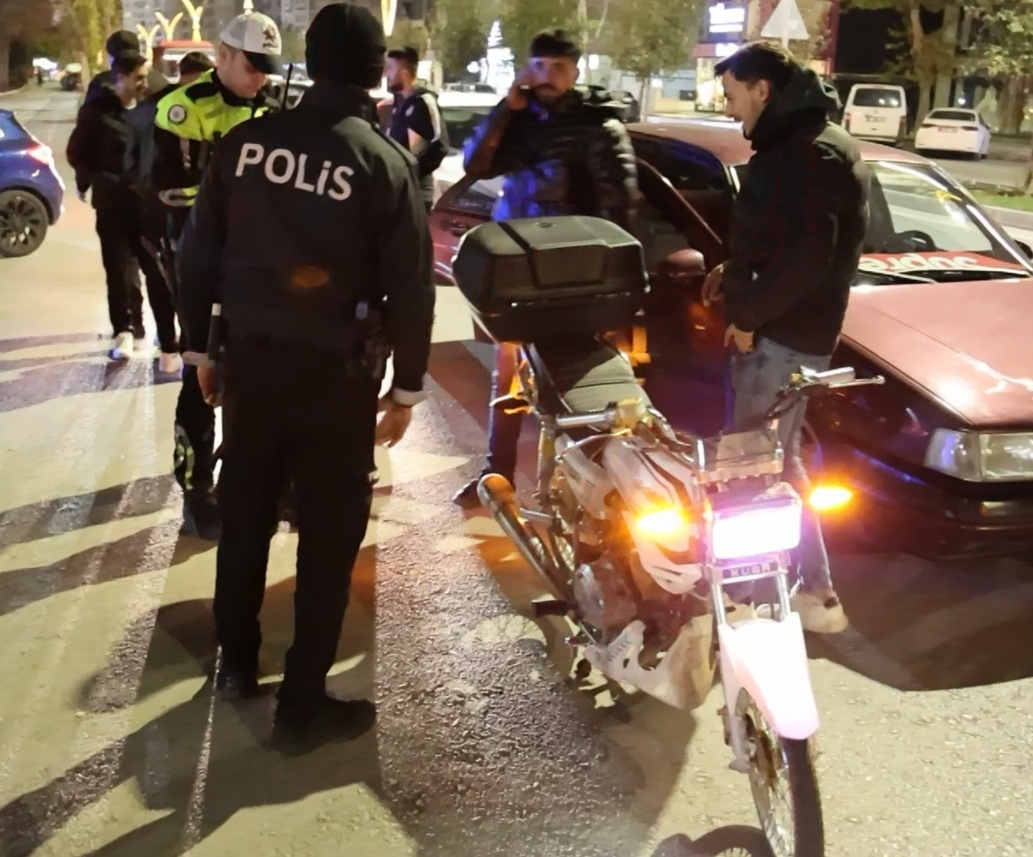 abarti egzoz ve standart disi isikli motosiklet surucusune 13 bin 776 lira ceza 2 ssDewfD6