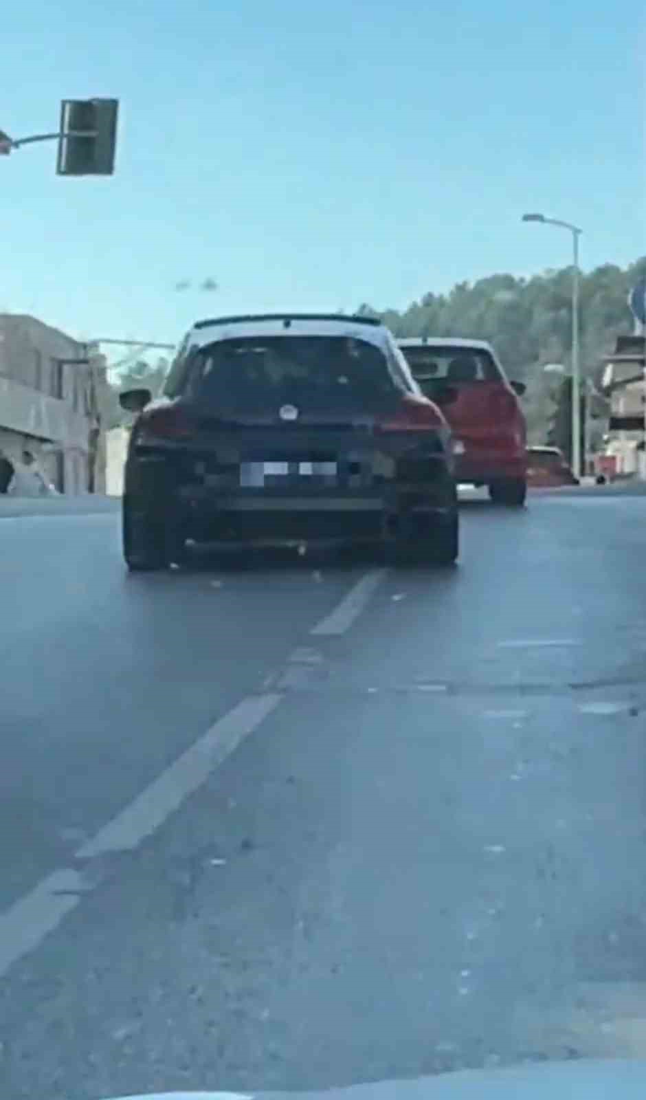 abartili egzozla tehlikeli sollama yapan surucu cezadan kacamadi 1 Uw3PBAyw