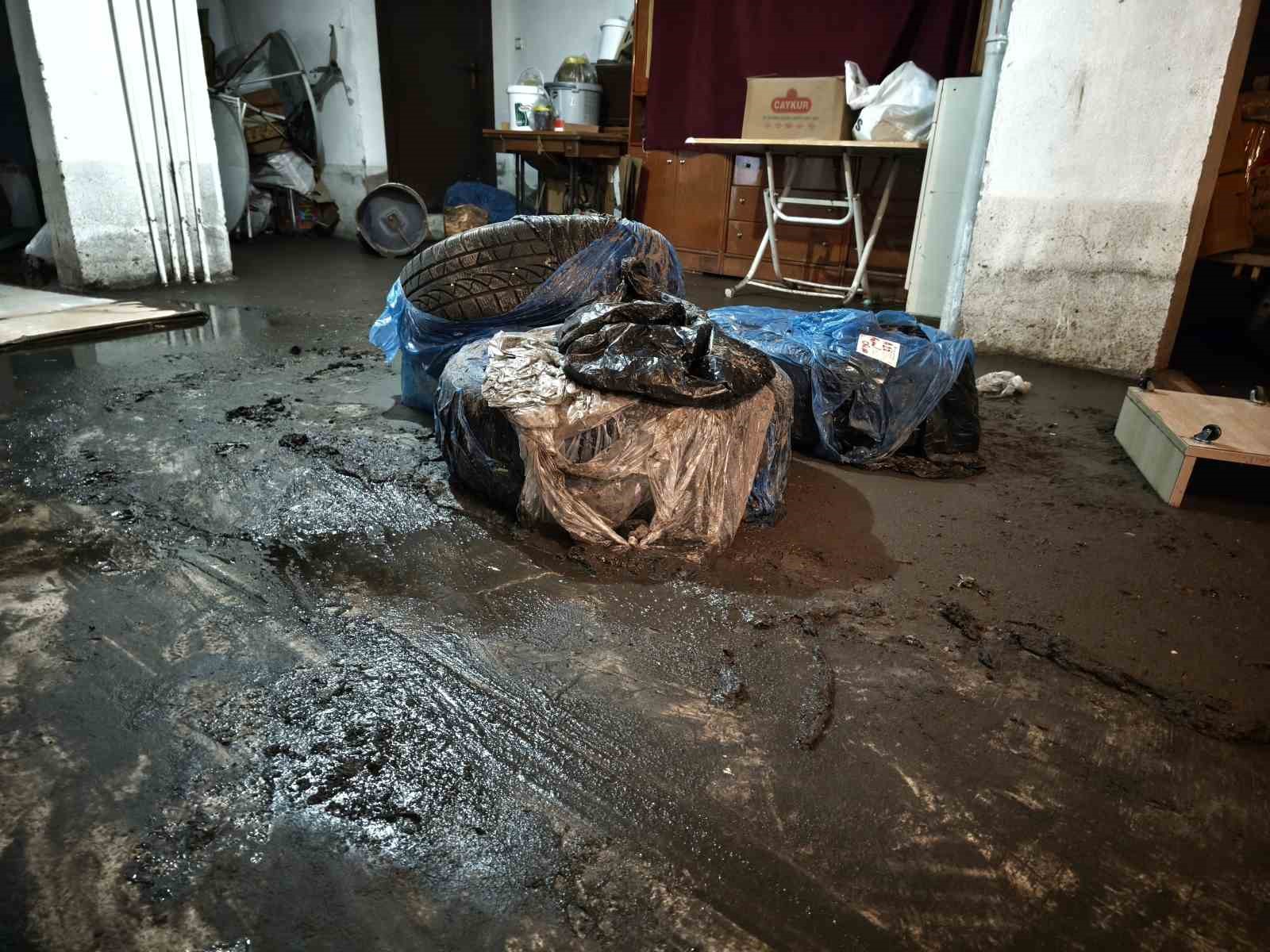 abbnin yol calismasindan sonra binasini iki kere kanalizasyon sulari basan vatandas isyan etti 1 1bz6dwAL