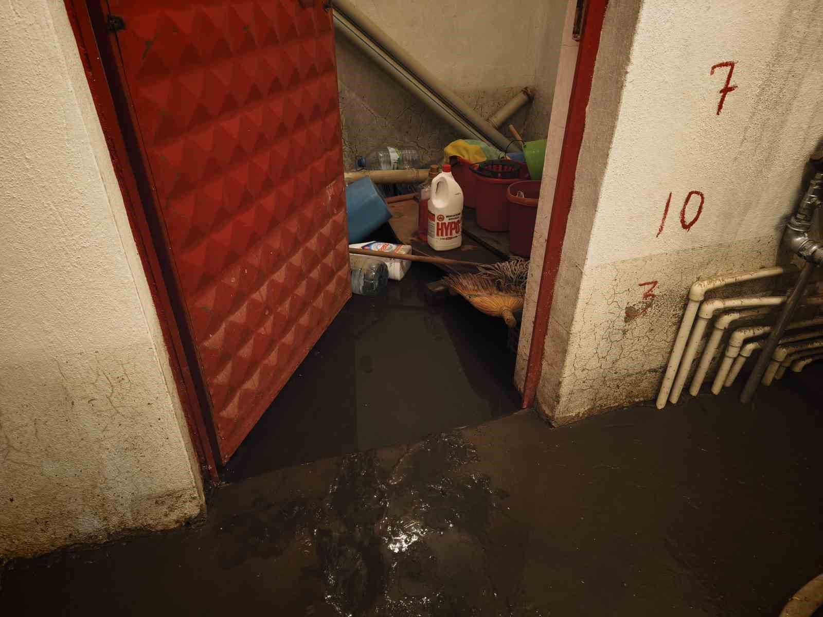 abbnin yol calismasindan sonra binasini iki kere kanalizasyon sulari basan vatandas isyan etti 6 MfusLpAM