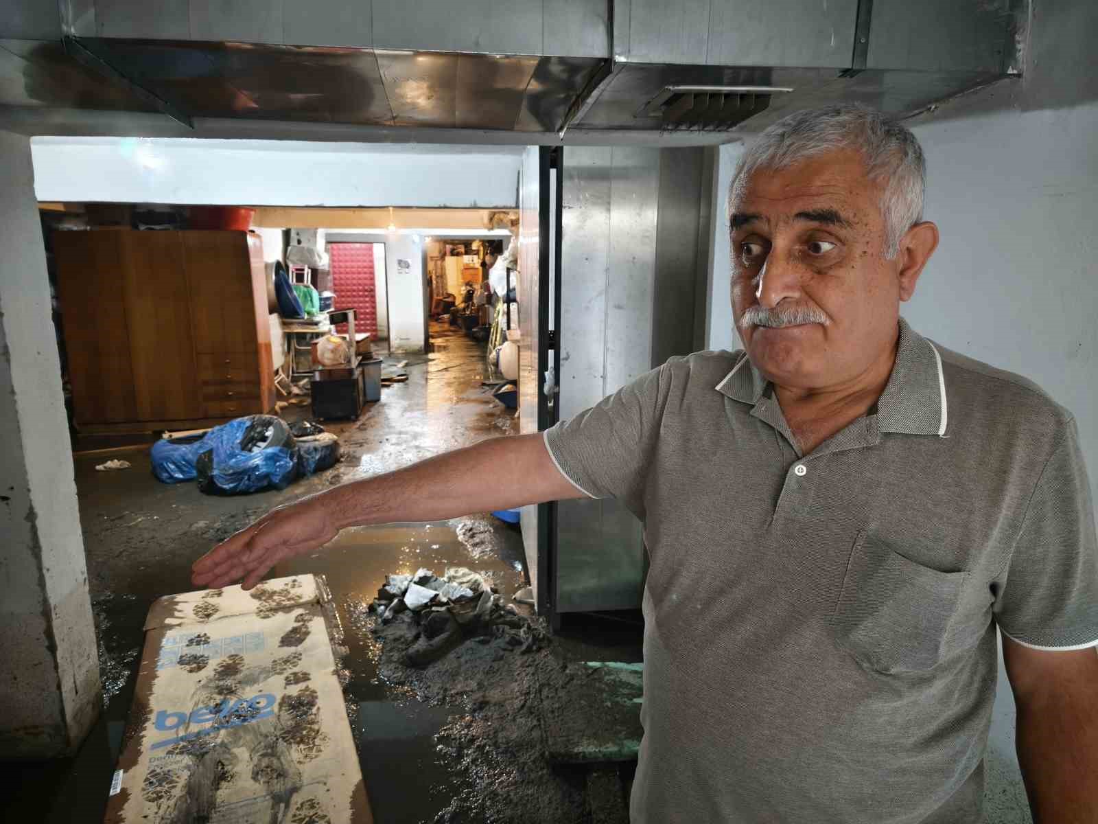 abbnin yol calismasindan sonra binasini iki kere kanalizasyon sulari basan vatandas isyan etti 9 OZtIWOVI
