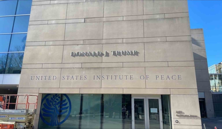 abd-baris-enstitusunun-adi-donald-j-trump-baris-enstitusu-olarak-degistirildi-9kKgsnGb.jpg