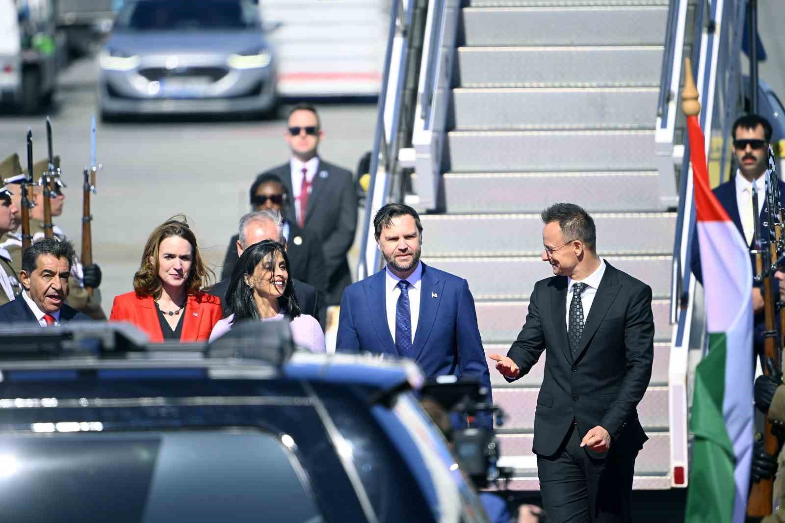 abd baskan yardimcisi vance macaristanda 4