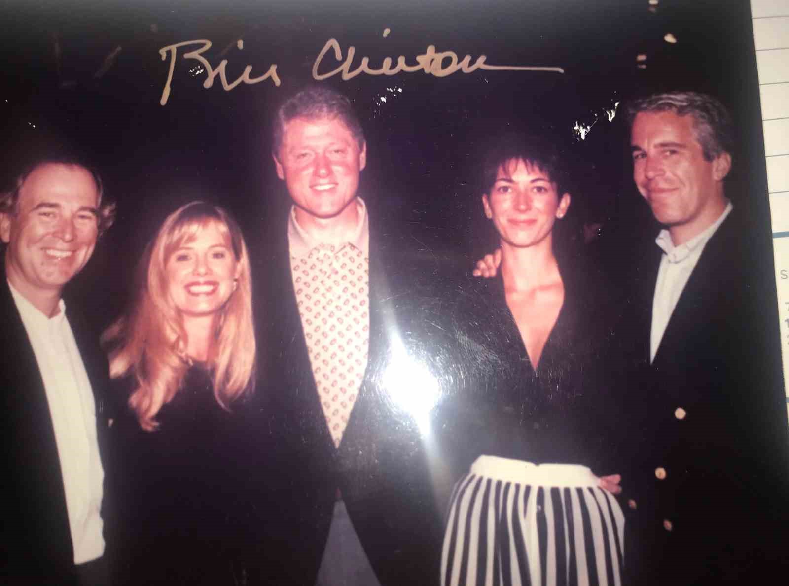 ABD Başkanı Trump’ın cinsel istismar suçlusu Epstein dosyasında yer alan yeni fotoğrafları yayınlandı 13 abd baskani trumpin cinsel istismar suclusu epstein dosyasinda yer alan yeni fotograflari yayinlandi 9