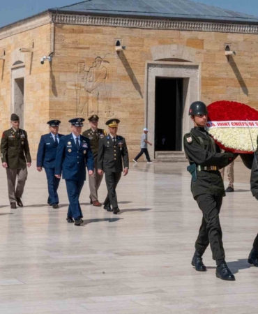 abd-genelkurmay-baskani-orgeneral-caine-anitkabiri-ziyaret-etti-CIflRUgv.jpg