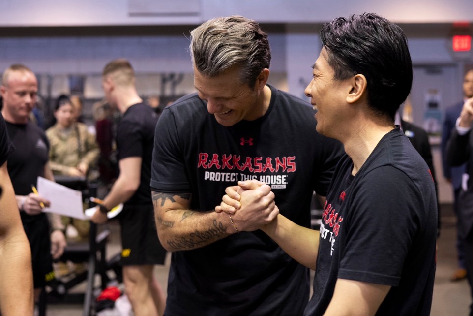abd savunma bakani hegseth ve japon mevkidasi koizumi askeri uste spor yapti 3 sd8K6KIS