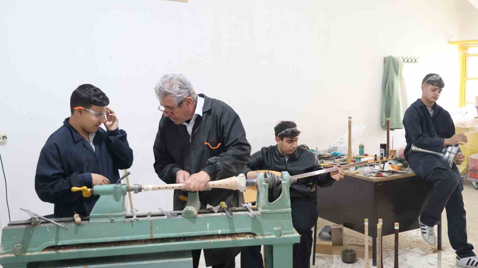 abdal gelenegini yasatan ogrenciler caldiklari enstrumanlari yapmayi da ogreniyor 2 Ou4D8j5d