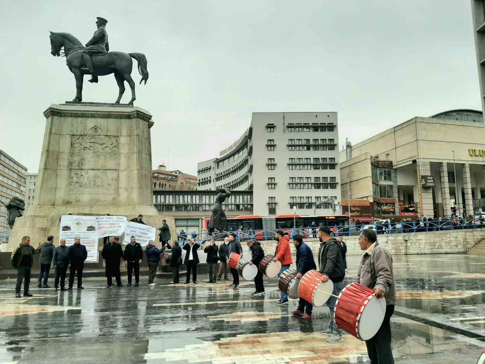 Abdallar Domlar Birliği Federasyonu, kuruluş ve tanıtım programı öncesinde davul ve zurna eşliğinde seslerini duyurmaya çalıştı 4 abdallar domlar birligi federasyonu kurulus ve tanitim programi oncesinde davul ve zurna esliginde seslerini HNl3AEne