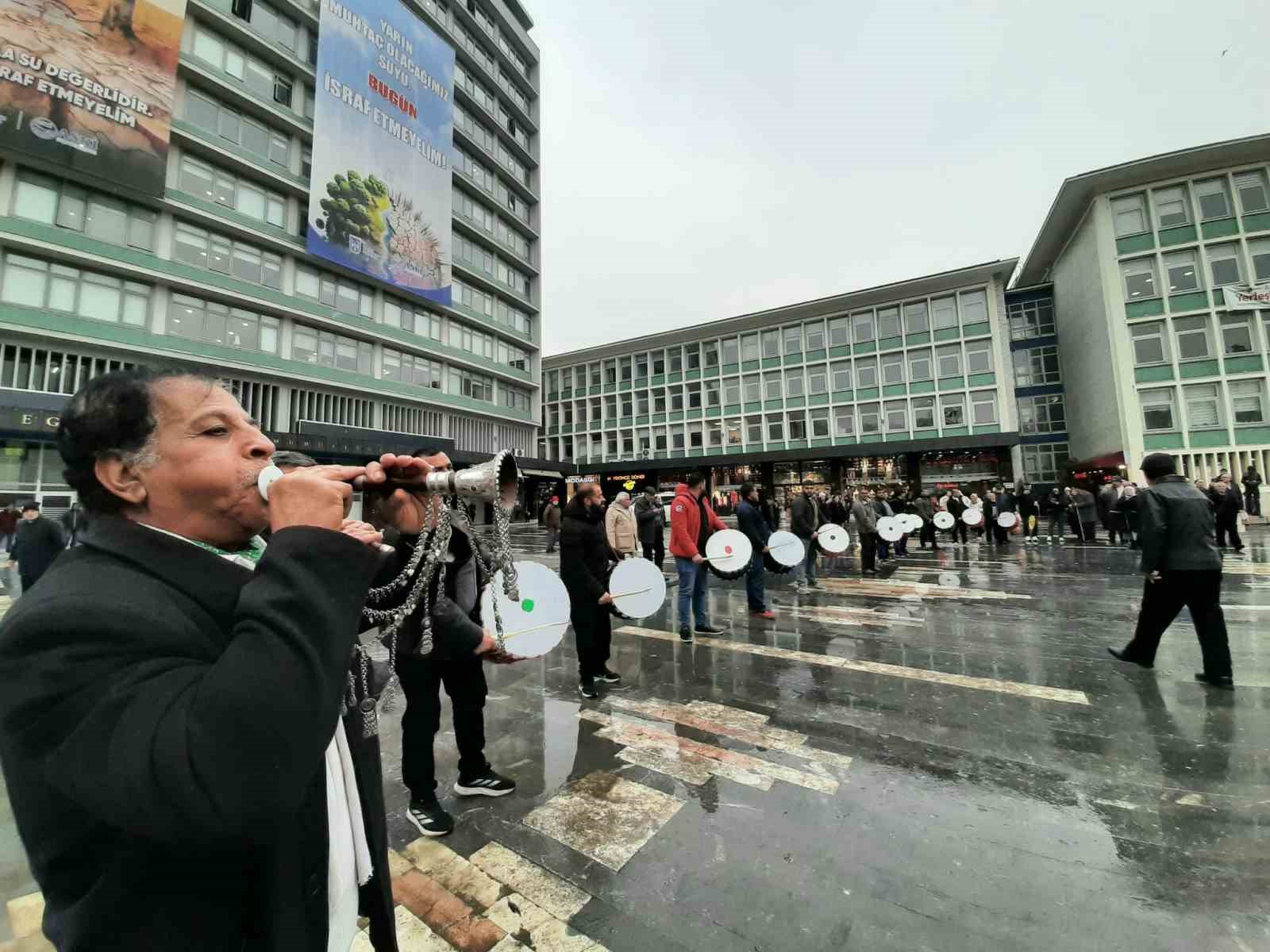 Abdallar Domlar Birliği Federasyonu, kuruluş ve tanıtım programı öncesinde davul ve zurna eşliğinde seslerini duyurmaya çalıştı 5 abdallar domlar birligi federasyonu kurulus ve tanitim programi oncesinde davul ve zurna esliginde seslerini S1BHthMg