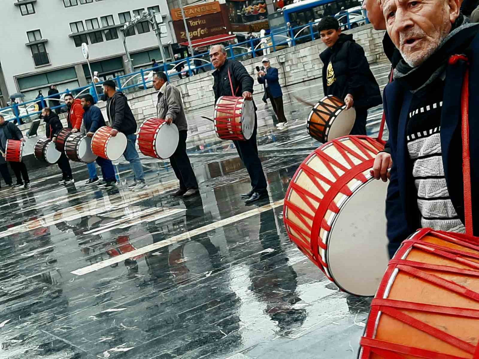 Abdallar Domlar Birliği Federasyonu, kuruluş ve tanıtım programı öncesinde davul ve zurna eşliğinde seslerini duyurmaya çalıştı 7 abdallar domlar birligi federasyonu kurulus ve tanitim programi oncesinde davul ve zurna esliginde seslerini