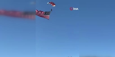 abdde-gosteri-yapan-parasutcu-tribune-cakildi-jlKe4A5s.jpg