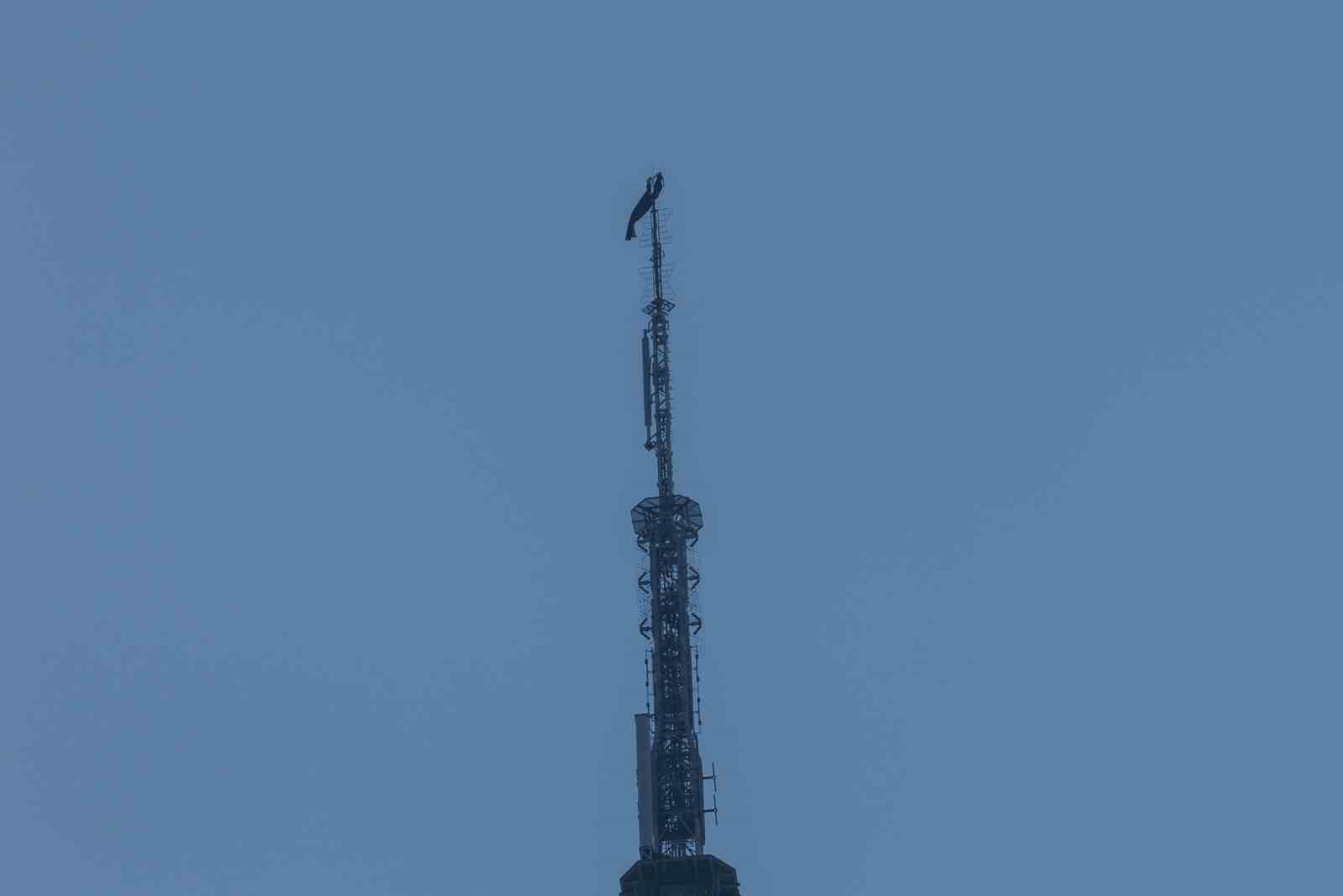 abddeki empire state binasinda tehlikeli evlilik teklifi rus cift gozaltina alindi 0 ziMZspJ1