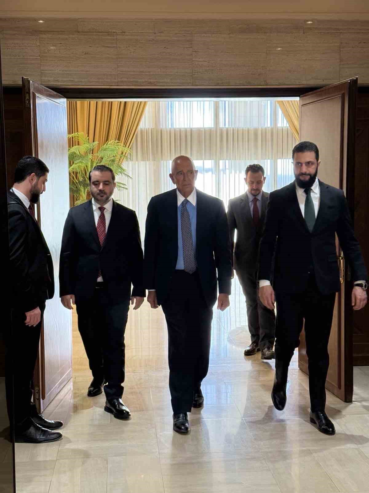 ABD’nin Ankara Büyükelçisi Barrack: "Trump, bu anı yeni bir Suriye için ‘dönüm noktası’ olarak görüyor" 5 abdnin ankara buyukelcisi barrack trump bu ani yeni bir suriye icin donum noktasi olarak dguVyBdP