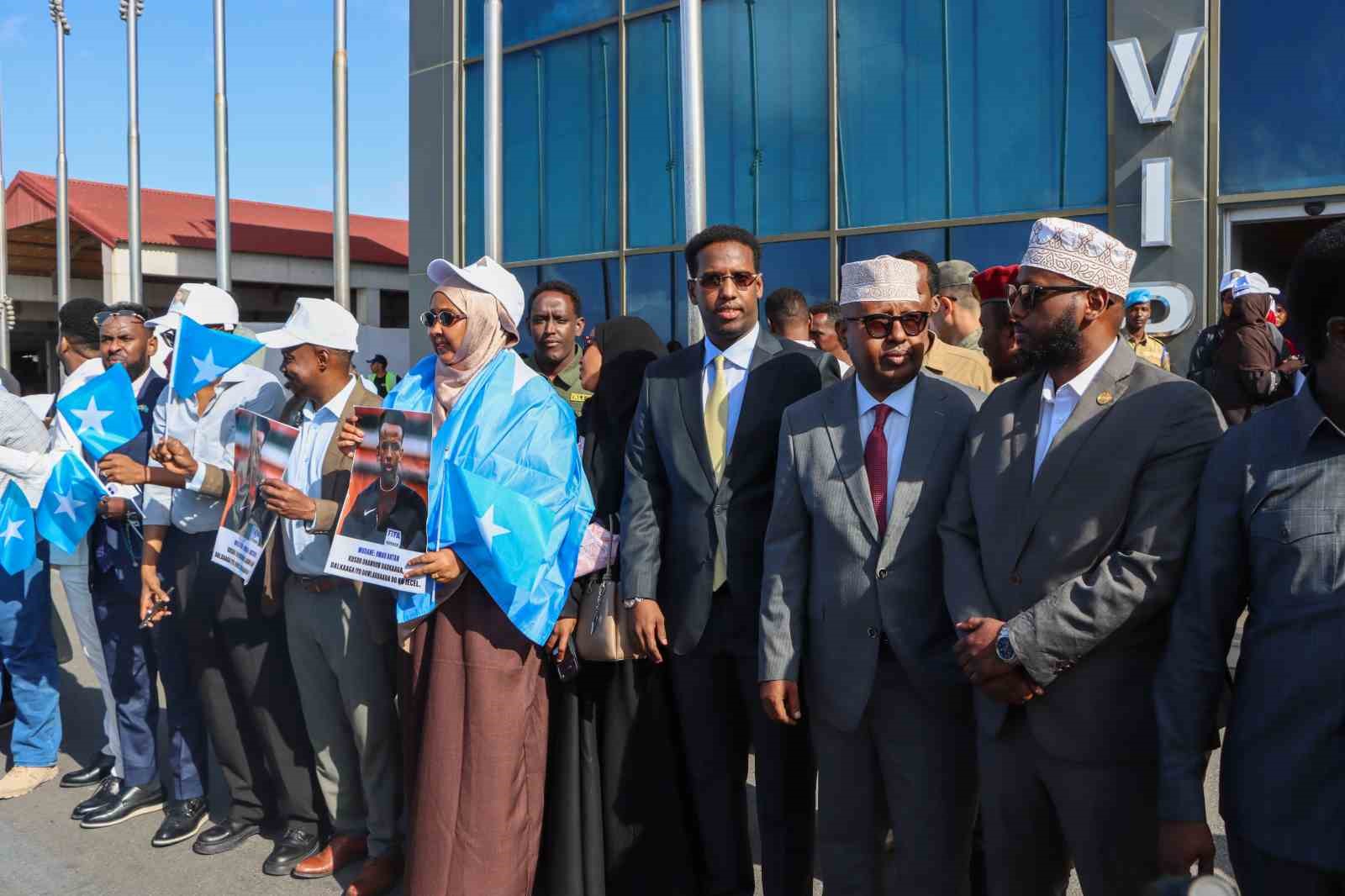 abdnin girisine izin vermedigi somalili hakem artan ulkesinde kahraman gibi karsilandi 5 Y2syPszV