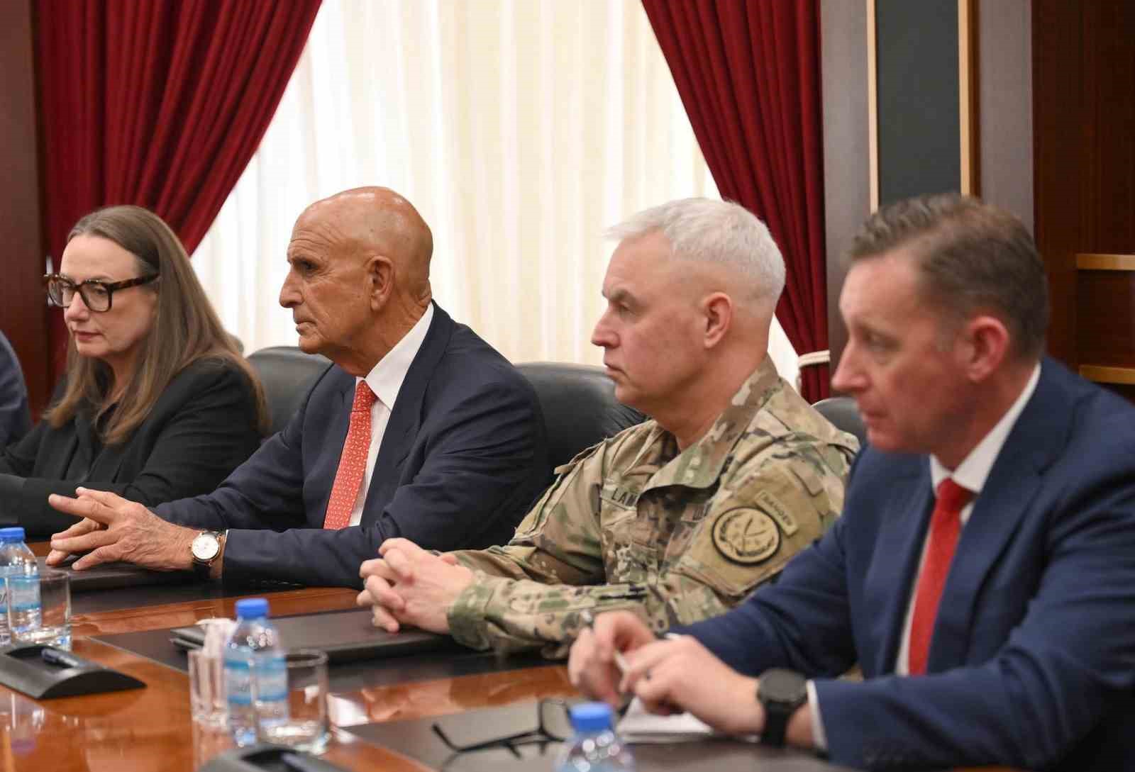 abdnin suriye ozel temsilcisi barrack erbilde teror orgutu sdg elebasi abdi ile bir araya vmJgA17R