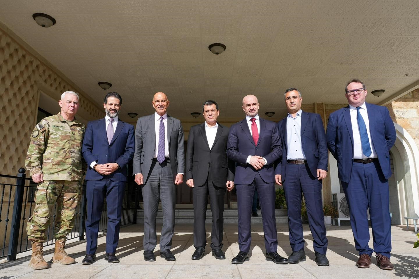 abdnin suriye ozel temsilcisi barrack teror orgutu sdg elebasi mazlum abdi ile gorustu 1 ZvgUDl1L