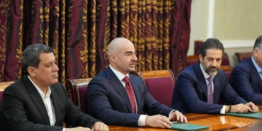 abdnin-suriye-ozel-temsilcisi-barrack-teror-orgutu-sdg-elebasi-mazlum-abdi-ile-gorustu-v7wcVyId.jpg
