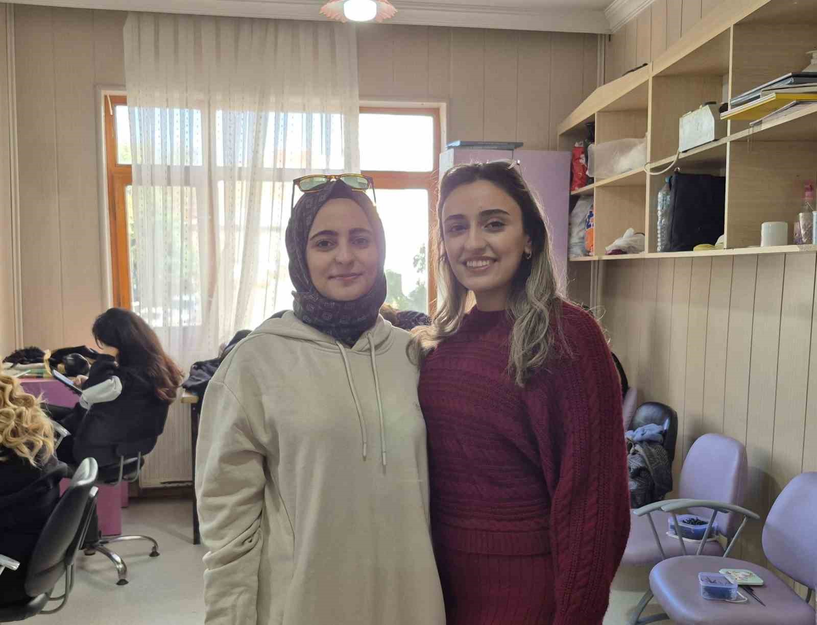abla ve kardes hayalleri icin kuaforluk egitimi aliyor 0 RtXLvpZu