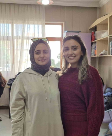abla-ve-kardes-hayalleri-icin-kuaforluk-egitimi-aliyor-RSpE3QGy.jpg