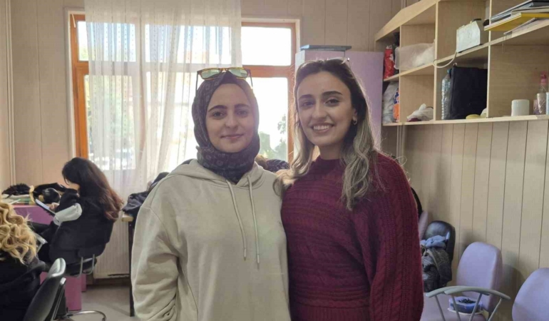 abla-ve-kardes-hayalleri-icin-kuaforluk-egitimi-aliyor-RSpE3QGy.jpg