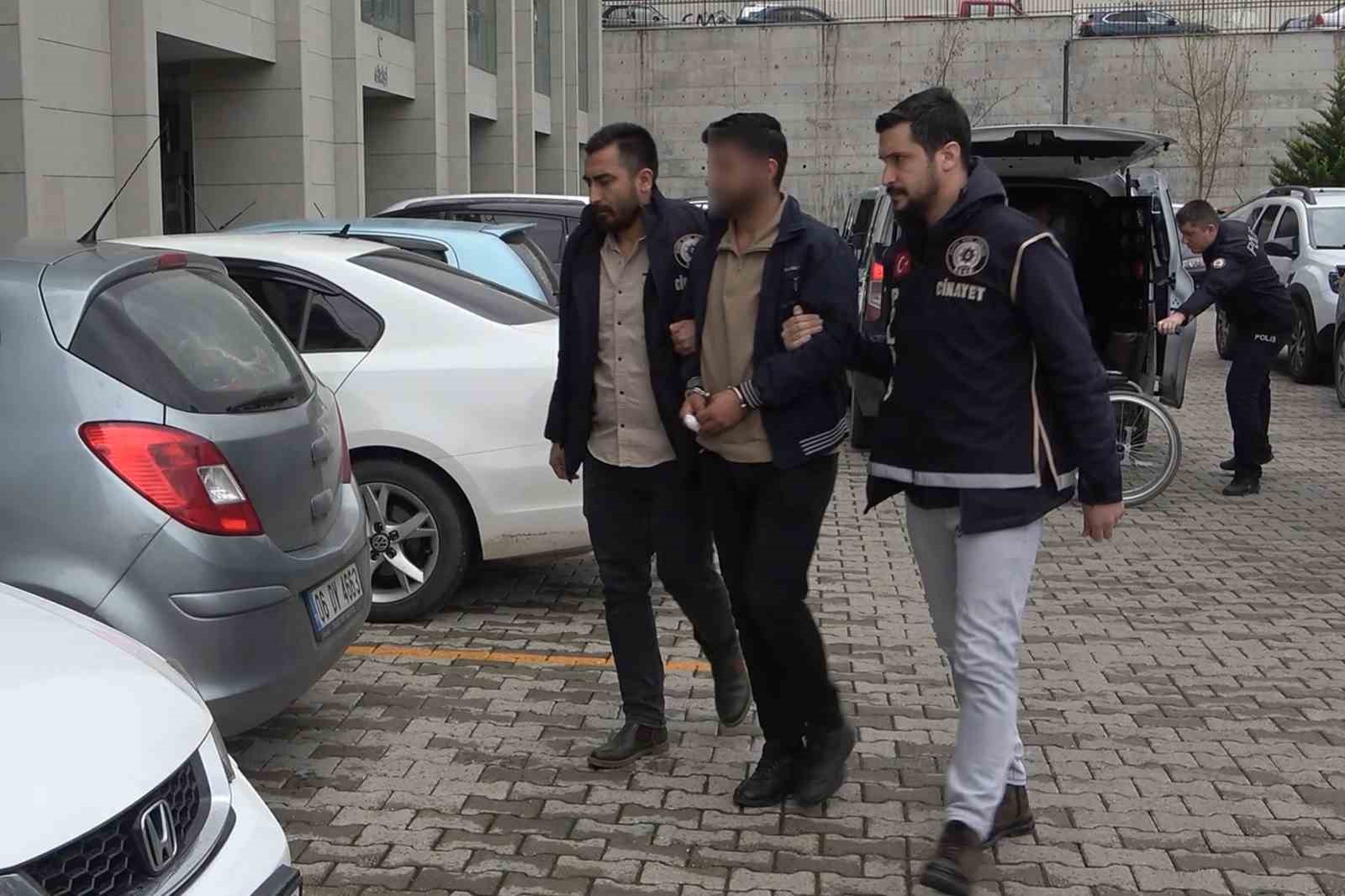 Ablaları ve erkek arkadaşını hastanede bıçaklayan 3 kardeş adliyeye sevk edildi 5 ablalari ve erkek arkadasini hastanede bicaklayan 3 kardes adliyeye sevk edildi 1 tCgry2Ld