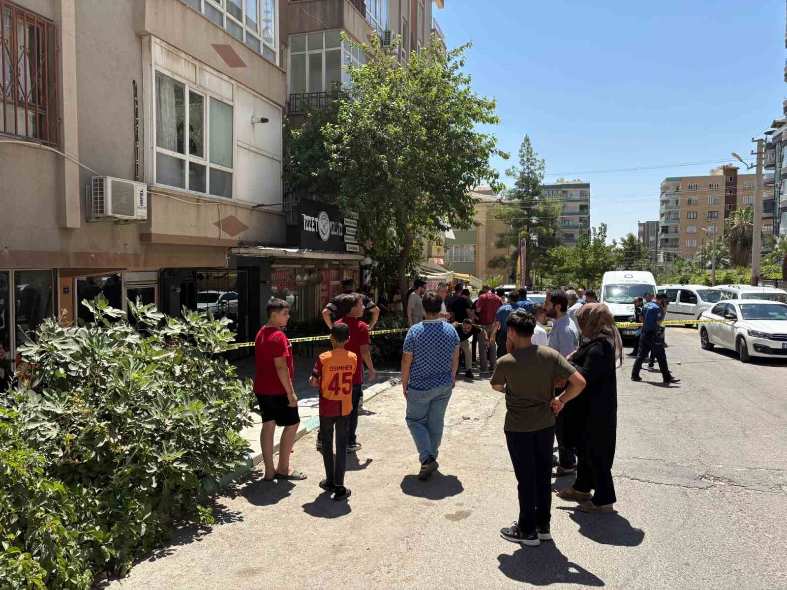 Ablası ile tartışan eniştesinin berber dükkanını tüfekle bastı: 4 yaralı 6 ablasi ile tartisan enistesinin berber dukkanini tufekle basti 4 yarali 2 Sn1LJIcz