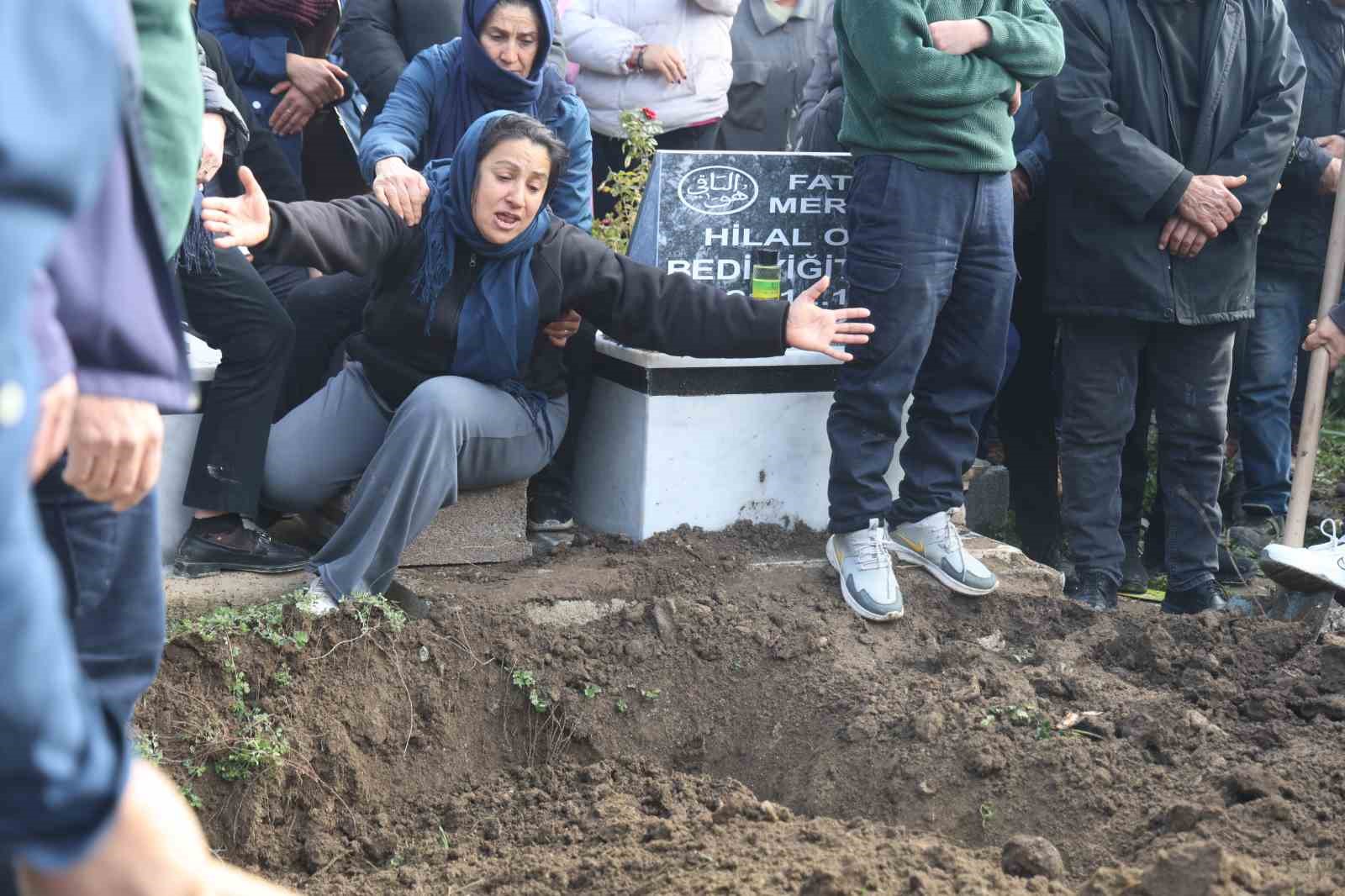 ablasi tarafindan oldurulen eylul annesinin hayallerimiz yarida kaldi sozleriyle son yolculuguna ugurlandi 2 Rs6kygZu