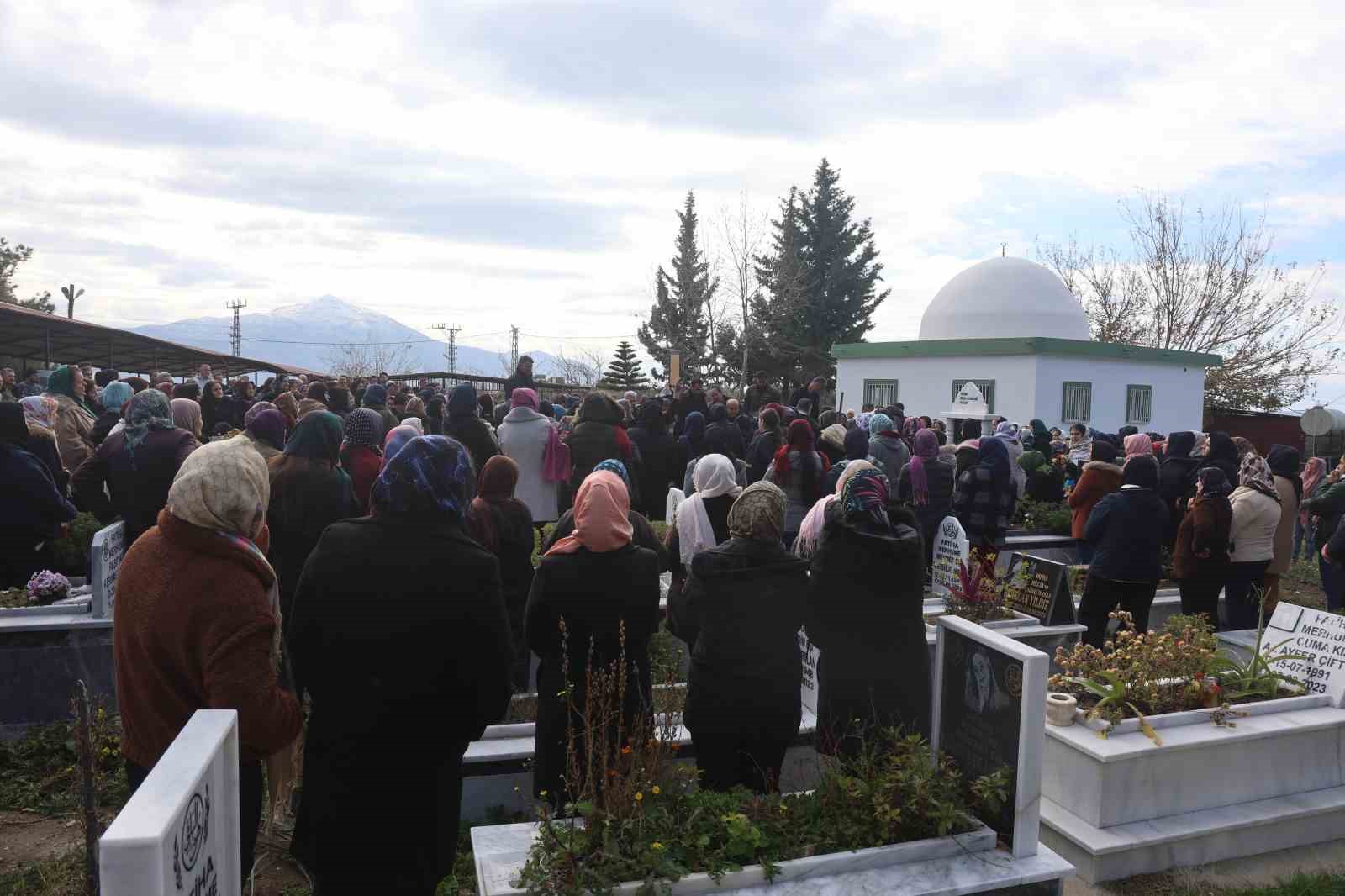 ablasi tarafindan oldurulen eylul annesinin hayallerimiz yarida kaldi sozleriyle son yolculuguna ugurlandi 5 mSbIrehJ