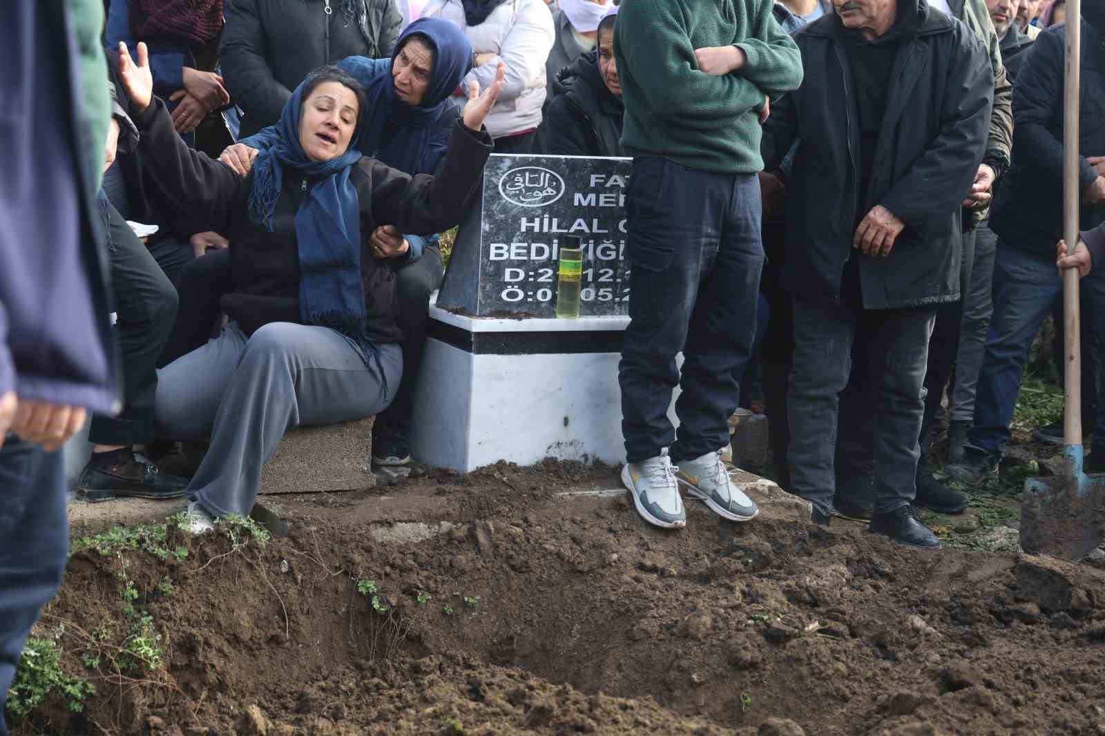 ablasi tarafindan oldurulen eylul annesinin hayallerimiz yarida kaldi sozleriyle son yolculuguna ugurlandi 6 gQ5vcmus
