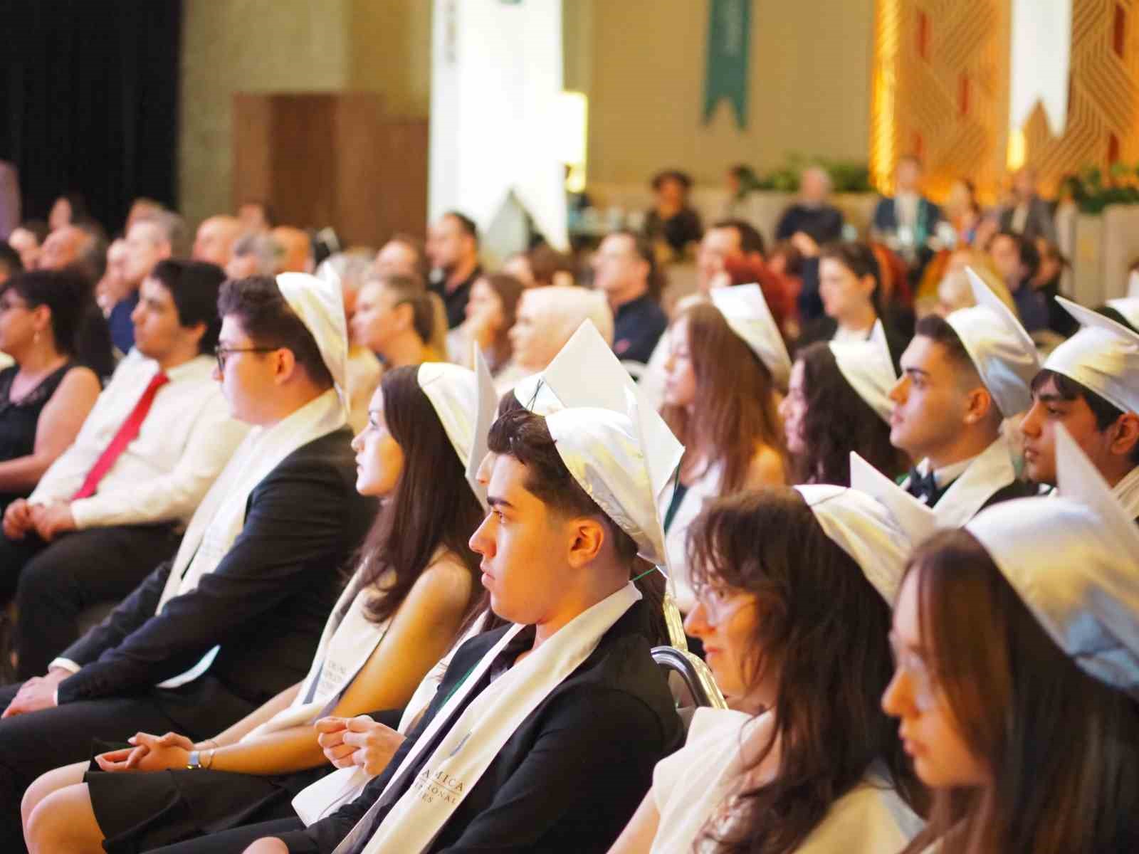 academica cift diploma programinda mezuniyet heyecani 0 HjKLWwKP