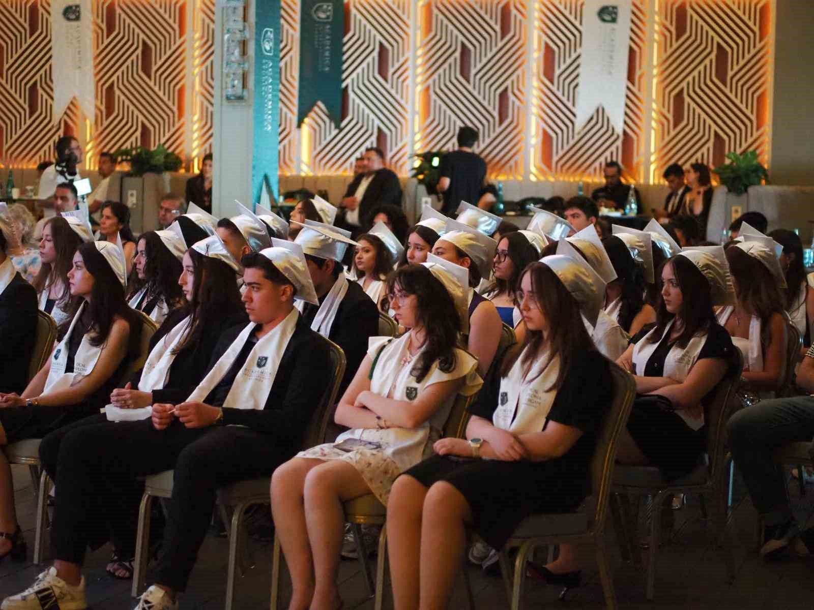 academica cift diploma programinda mezuniyet heyecani 1 iVw4j361