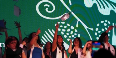 academica-cift-diploma-programinda-mezuniyet-heyecani-IqfwOHaG.jpg