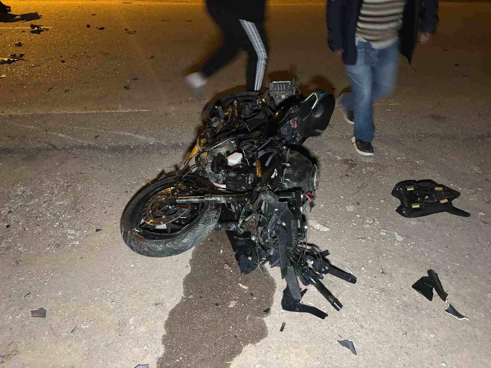 Acı kaza güvenlik kamerasına yansıdı; otomobille çarpışan motosiklet sürücüsü metrelerce havaya uçtu 5 aci kaza guvenlik kamerasina yansidi otomobille carpisan motosiklet surucusu metrelerce havaya uctu 1 HCfVDfnE