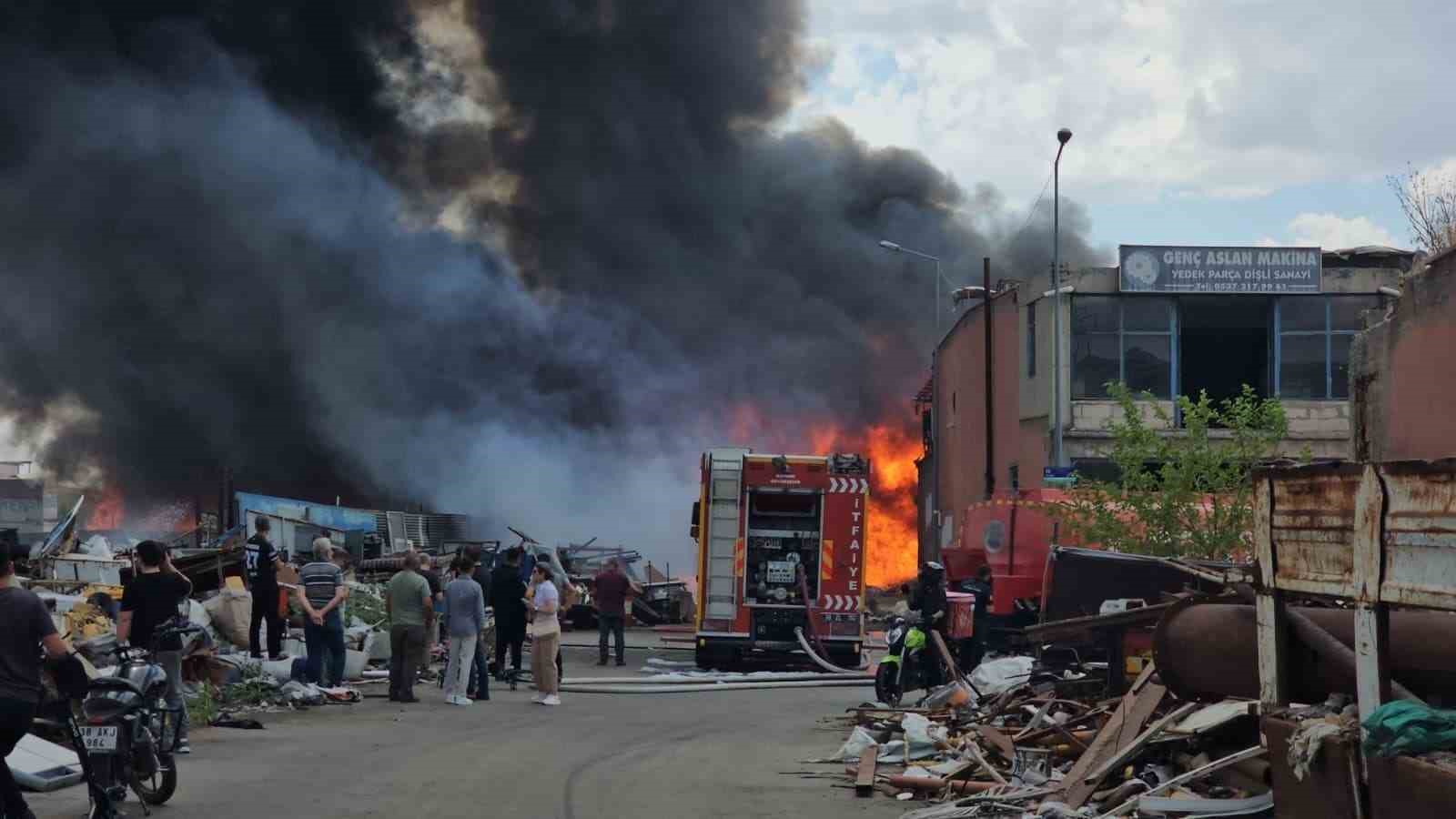 Açık alandaki hurdalar alev aldı: Çok sayıda ekip müdahale ediyor 4 acik alandaki hurdalar alev aldi cok sayida ekip mudahale ediyor 0 H1TtwmbK
