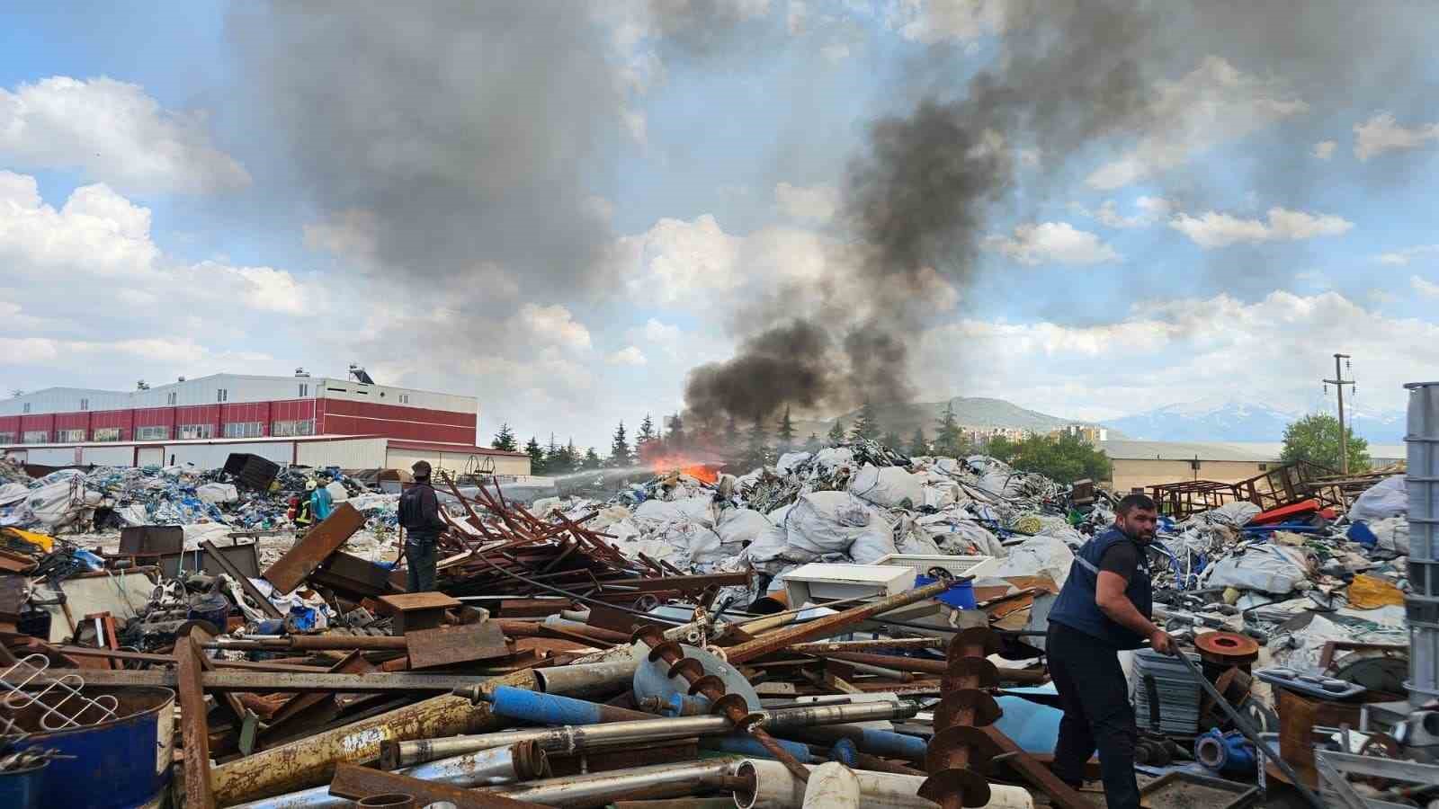 Açık alandaki hurdalar alev aldı: Çok sayıda ekip müdahale ediyor 6 acik alandaki hurdalar alev aldi cok sayida ekip mudahale ediyor 2