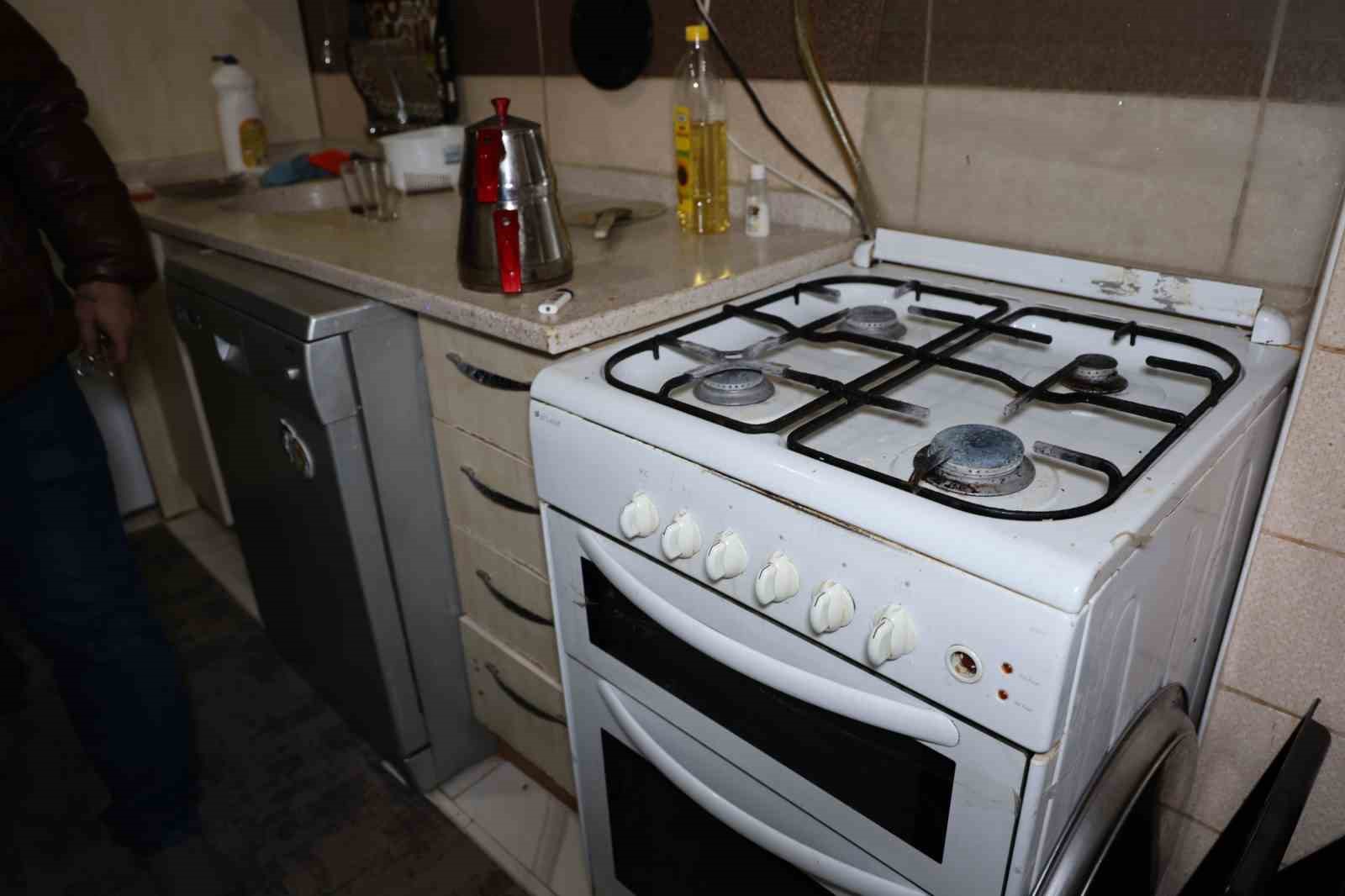 acik birakilan ocaktan sizan gaz bir kisi zehirlendi 2 hcK4prdi