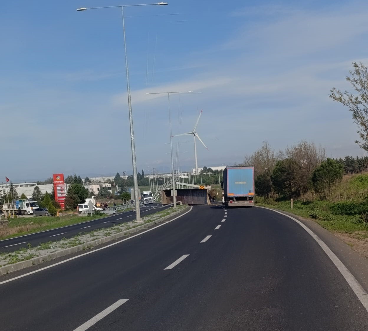 acilan kamyon damperi kamera ve aydinlatma direklerini yikti 0 jIBFE6cF